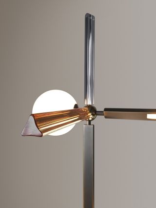 PINOCCHIO FLOOR ◾Venicem. Centrální tyč s přísnými liniemi je přerušena, když sbírá spoje světla. Nastavitelné kovové...