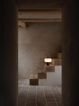 NOX ◾Astep. Charakteristickým rysem lampy Nox je bezdrátový nabíjecí systém s indukční technologií, díky kterému lze tuto...