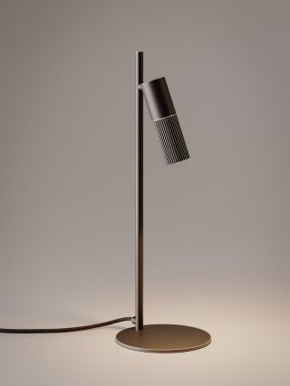 BEAK TABLE ◾VENICEM. Nastavitelný válec stolního svítidla Beak Table směruje a promítá paprsek přímého světla. Jeho hladký...