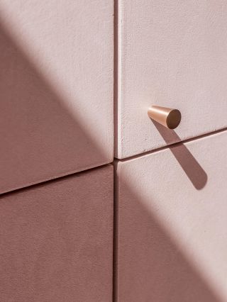 AUDREY ◾️Vervloet. Audrey je elegantní a ženská kolekce inspirovaná kontrastem mezi matnými a zrcadlově leštěnými měděnými...