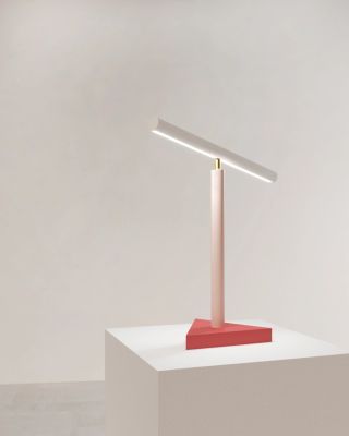 TUBE WITH TRIANGLE ◾️Atelier Areti. Toto svítidlo se skládá z trojúhelníku jako základny / stropní rozety a trubice, která...