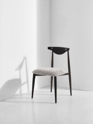 VICUNA DINING CHAIR ◾️District Eight. Jídelní židle Vicuna se vyznačuje měkkým sedákem a štíhlým rámem s dubovým povrchem,...